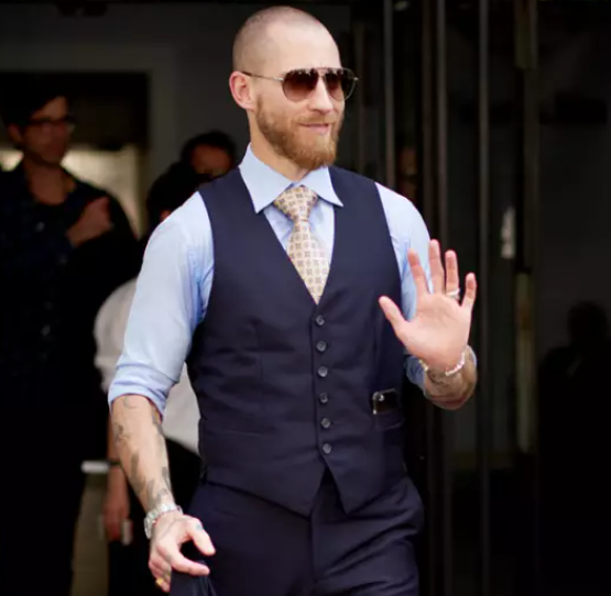 哪种颜色的衬衣配西装更好看 哪种颜色的衬衣配西装更好看